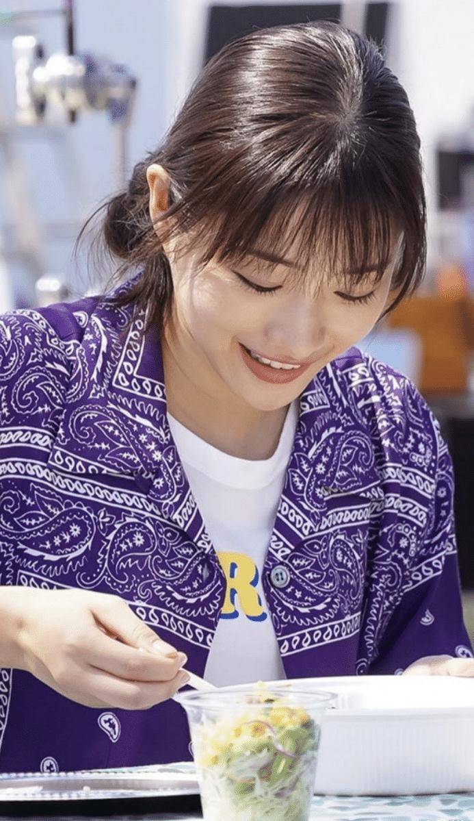 石原里美的穿搭也太温柔了吧,穿黄白条纹连衣裙,笑容美丽动人_感觉
