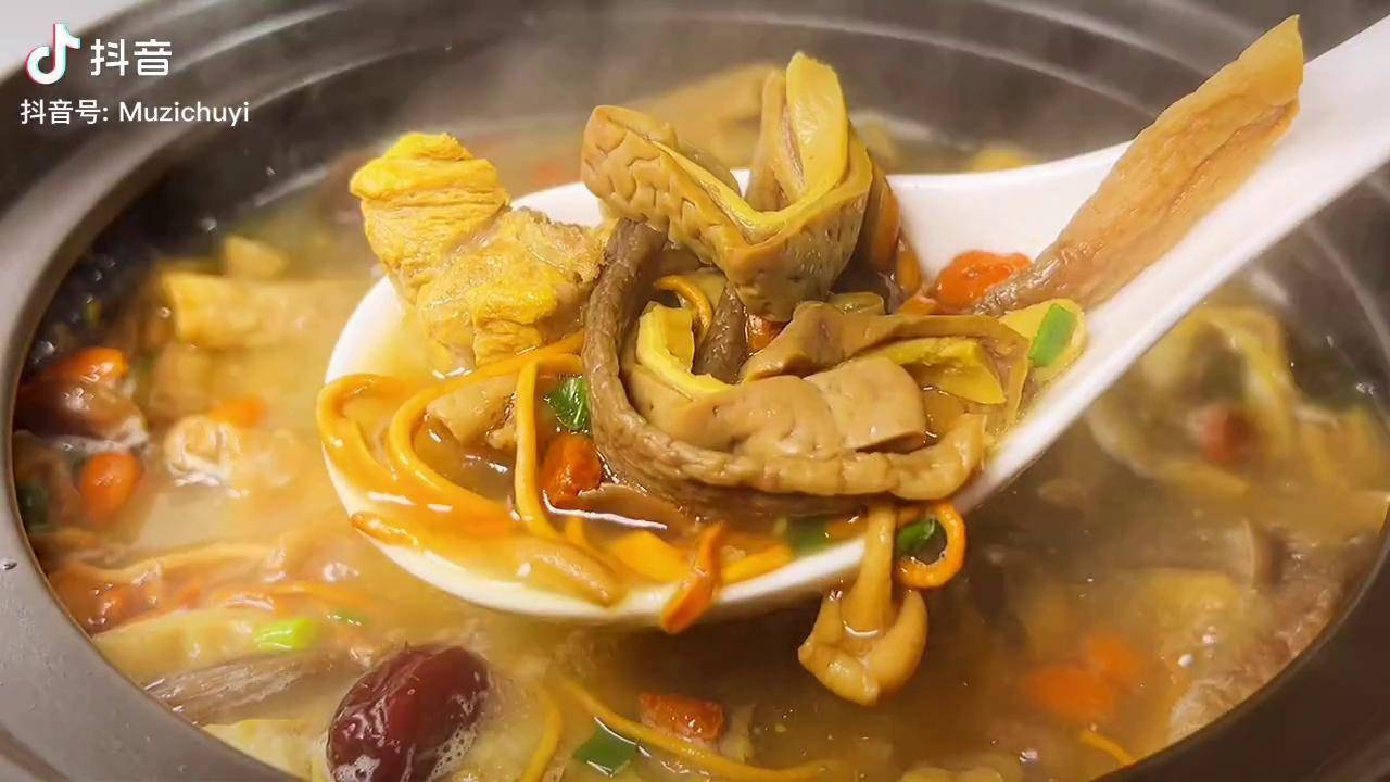 最近很火的猪肚松茸菌菇煲的做法,今天做了一锅,太美味了为你煲汤