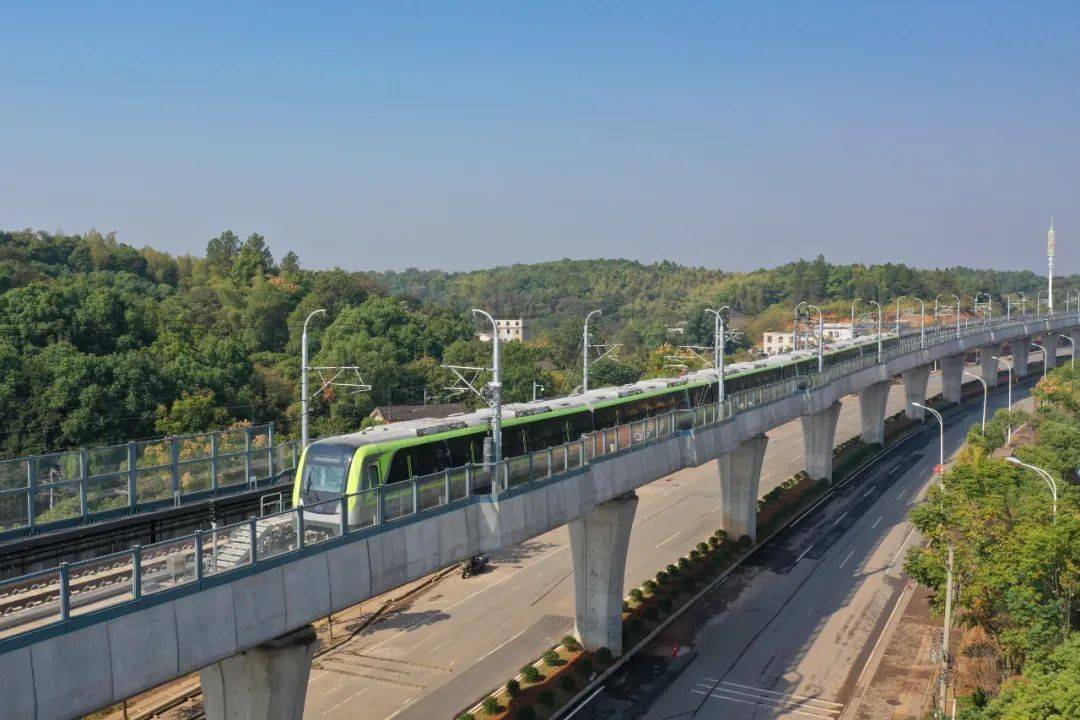 10月14日,长沙地铁3号线列车驶出长株潭城轨西环线双湖站