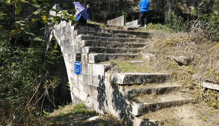 创作活动中,作家们还从溪口码头乘船来到对岸的万州区瀼渡镇观光采访