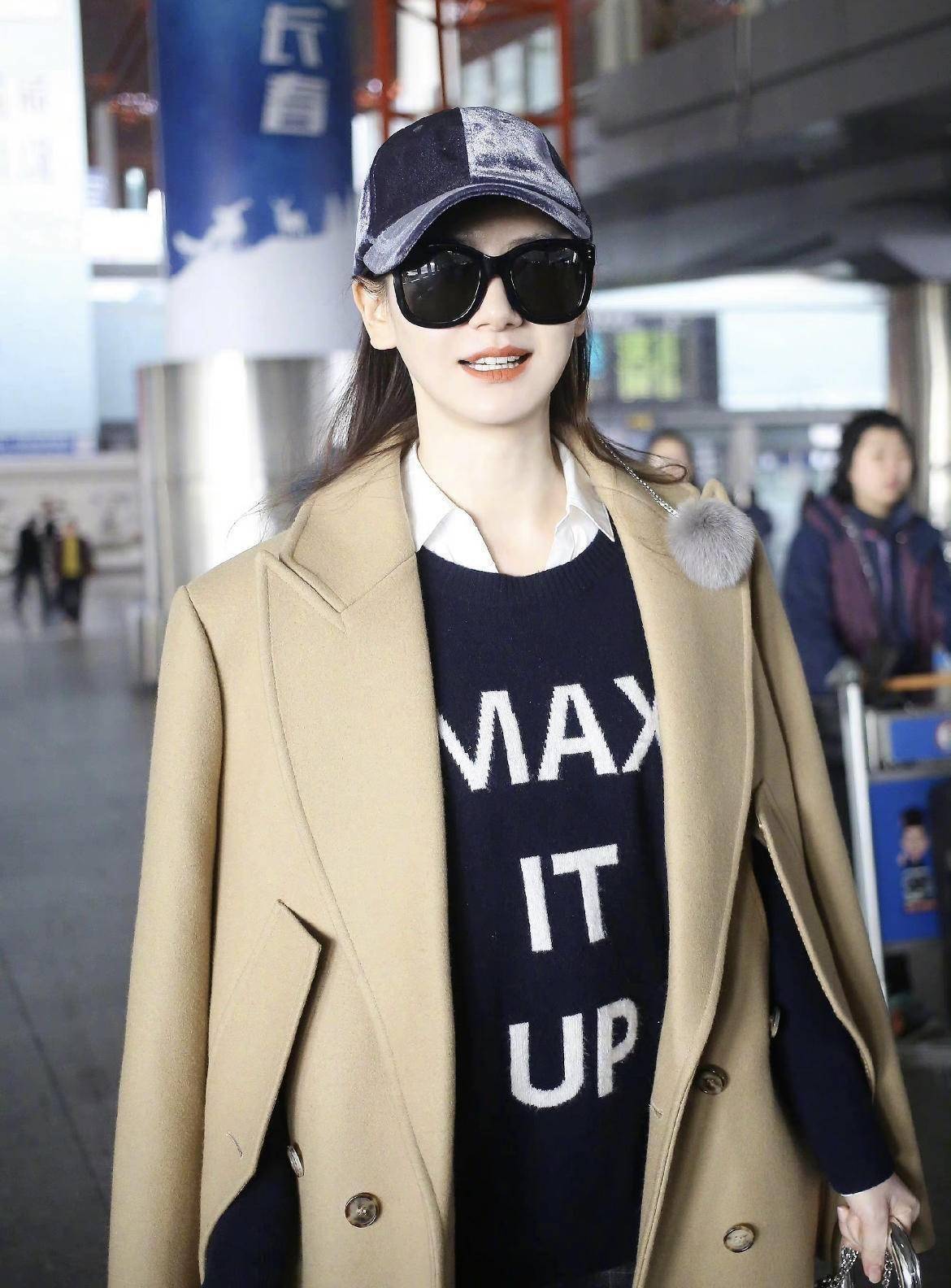 戚薇才是机场穿搭一姐,驼色大衣搭配棒球帽,演绎不费劲的时髦