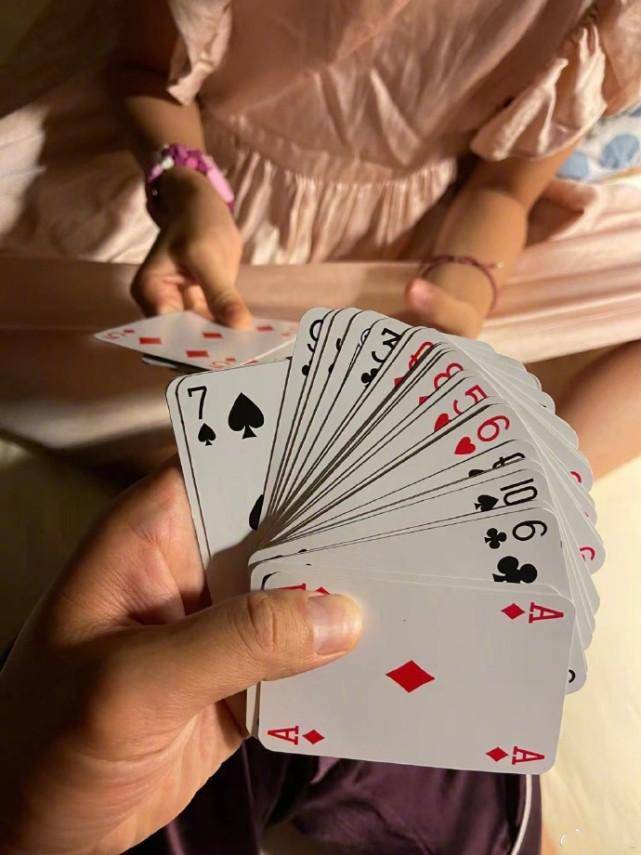 邓超因工做久违归家，等等小花肉麻剖明爸爸，超哥凡尔赛秀幸福