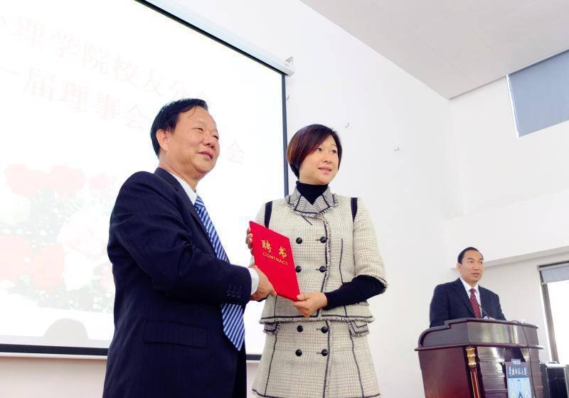 值得一提的是陈静的丈夫,她的丈夫名叫徐丽,是国家排管中心副书记,也