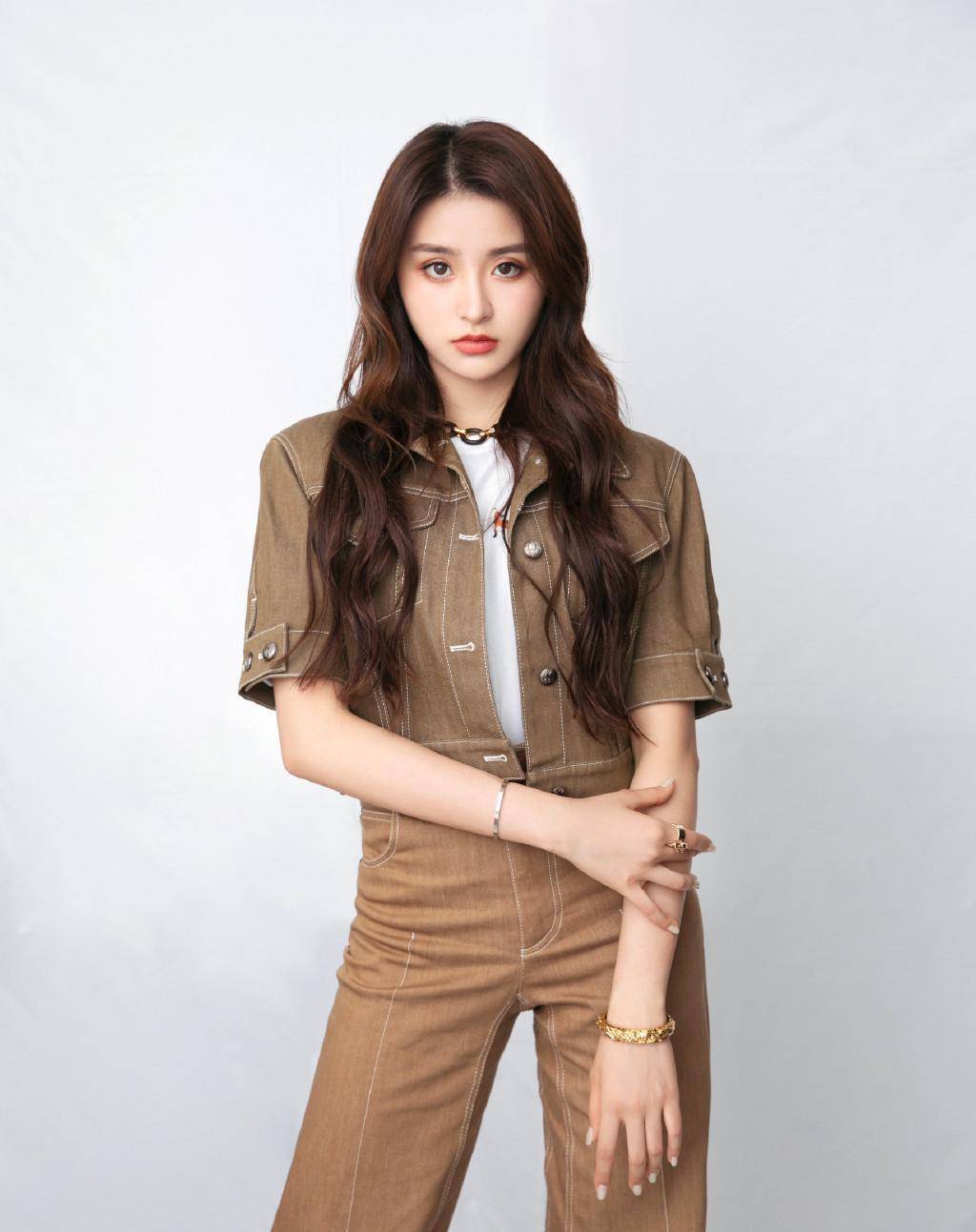 金子涵颜值好好,穿白色收腰轻纱裙配长卷发,这模样真是仙气十足_造型