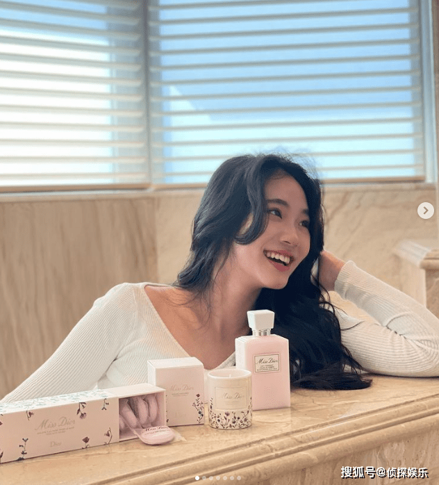 小S二女儿晒自摄影，14岁许韶恩妆发成熟，露齿笑标致诱人星范足