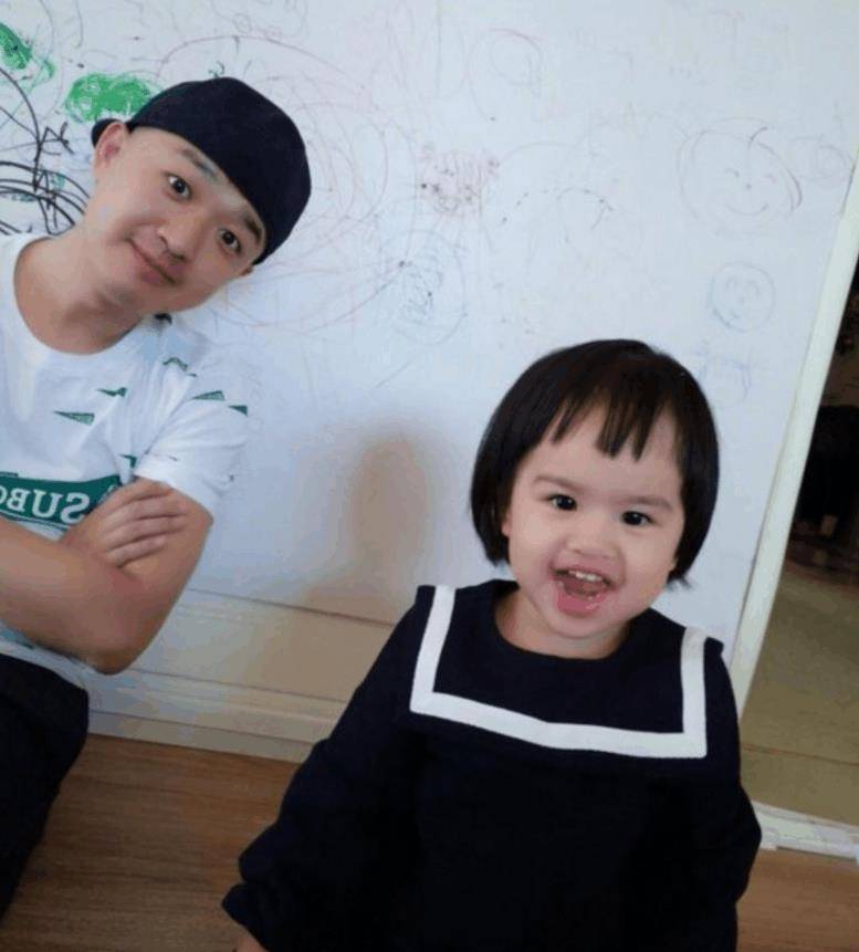 包贝尔晒饺子旧照太有趣,哄骗女儿吃袜子,自己在旁边大笑不止_视频_小