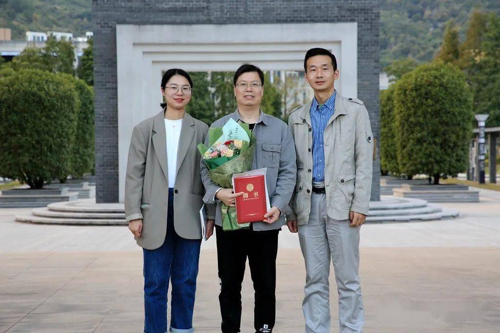 首先,副校长叶登样宣读了《平阳中学2022年师徒结对名单(教学,德育)》