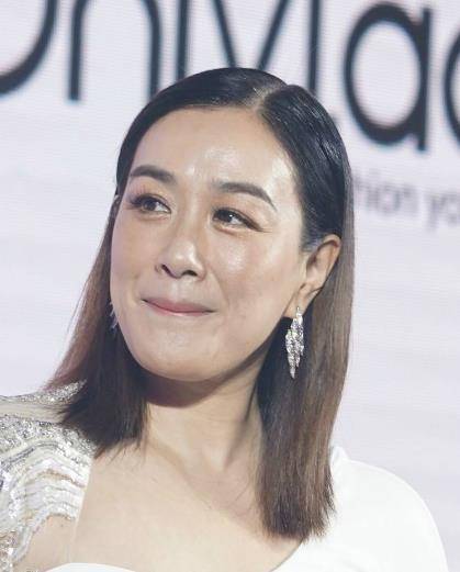 生图下的钟丽缇身材臃肿,和丈夫合影似母子_张伦_娱乐_穿着