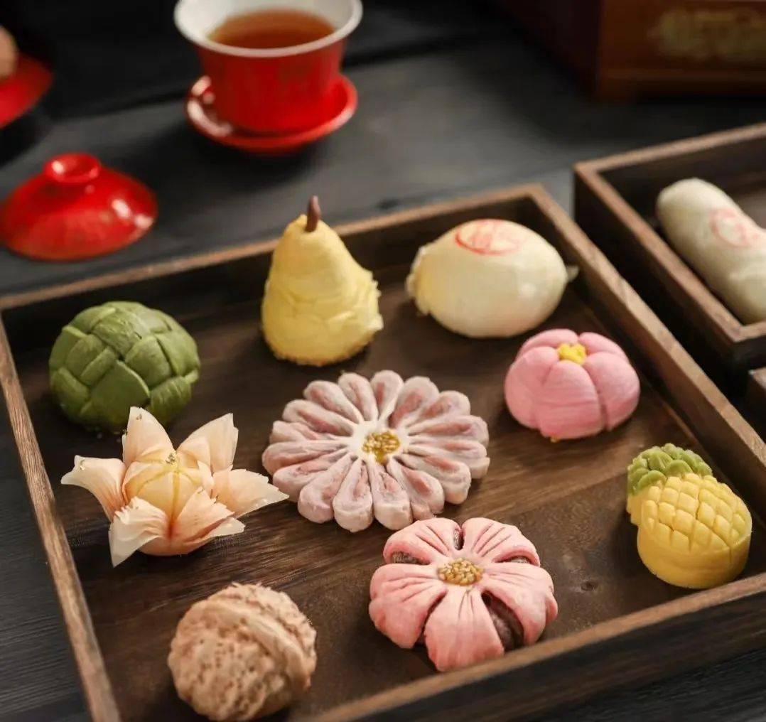 松瓤鹅油卷,蟹酿橙,更有,翡翠蒸锅烹出的紫驼峰,用水晶圆盘盛放的鱼鲜