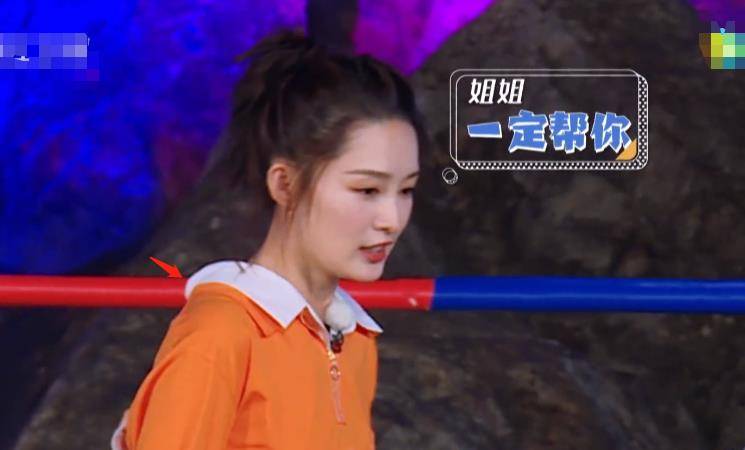 来到《奔跑吧》就像是回家一样,而李沁看起来就略微有点害羞了,其实