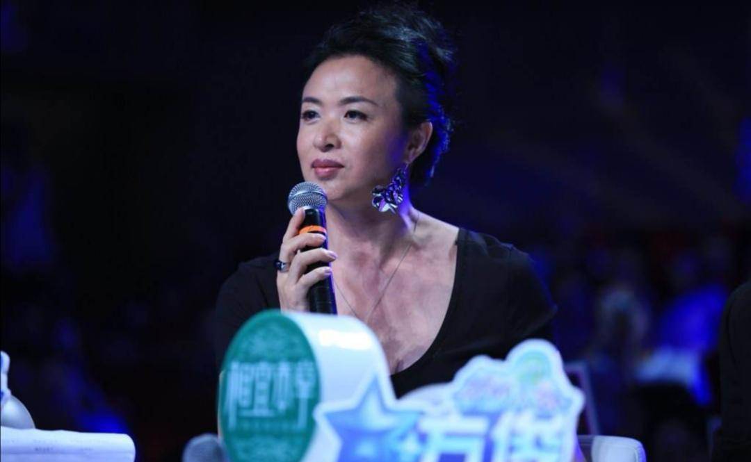 "还喷巩新亮是"傻女人",根本不会跳舞.