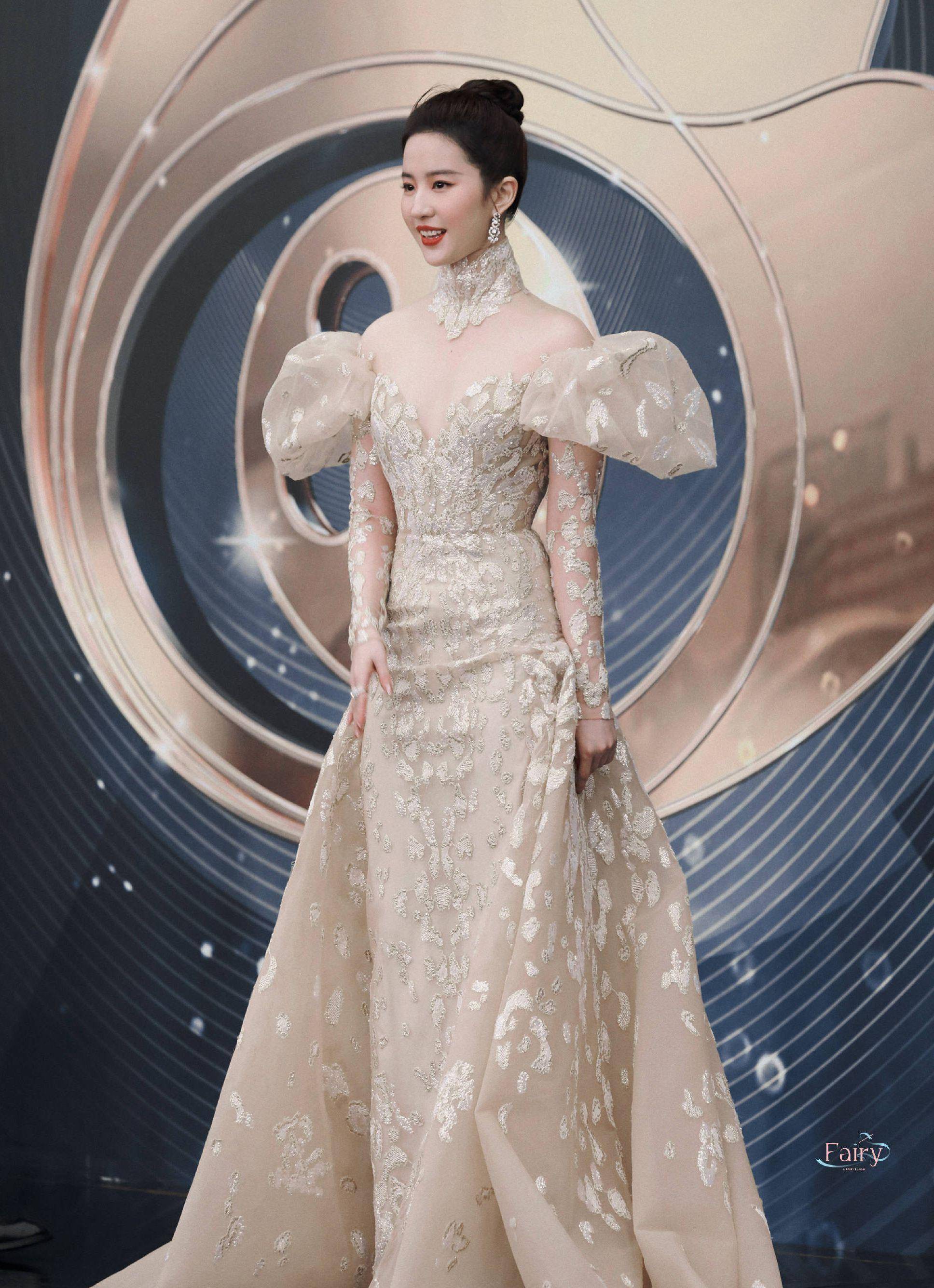 至少刘亦菲整体看起来会轻盈不少,而且珍珠项链与这条金色刺绣长裙