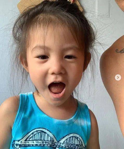 摄影师女儿3岁了!小眼睛"高级脸",越长越像秦舒培,可爱极了_alaia_爸