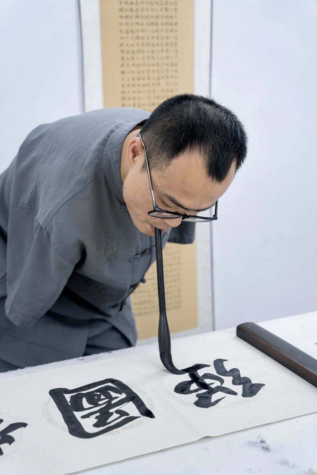33岁深圳无臂小伙:没有双手,靠一"口"书法养活家人_何子龙_直播_生活