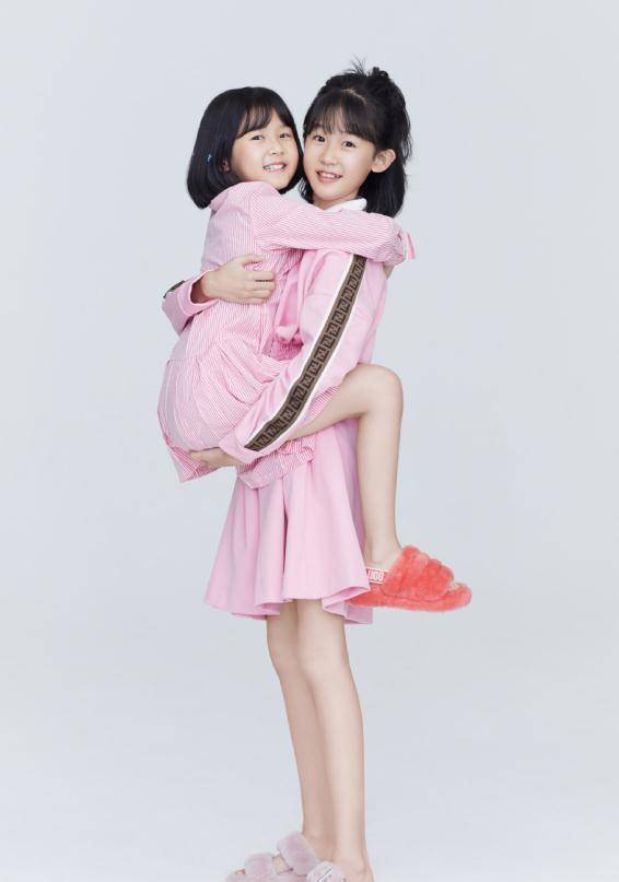 陆毅女儿"脱缰式长大",11岁穿白袜秀"电线腿",这腿绝了_陆雨萱_样子