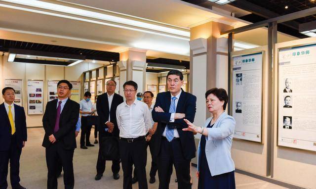 解直锟个人能力非常突出,短短时间里就坐到了厂长的位置.