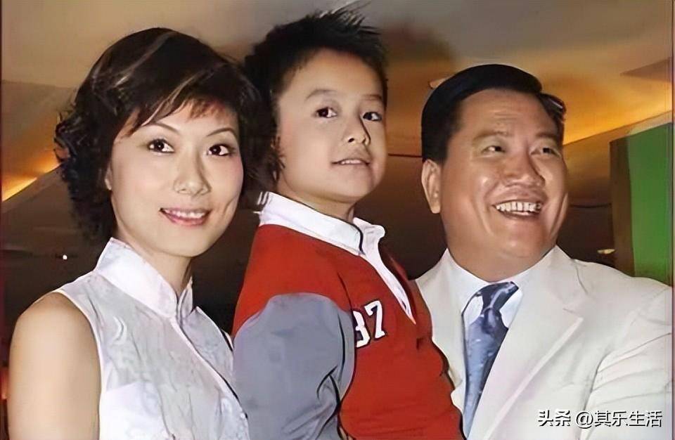 2002年,万梓良与比他小16岁的空姐郭明黎结婚,育有一子万大千,一家三