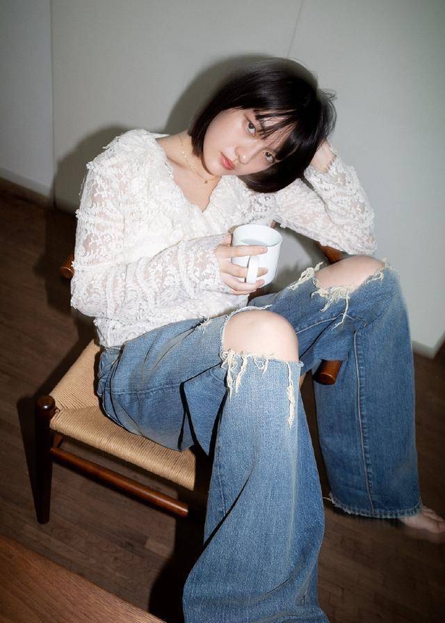 文淇明明未成年,却有着超脱年龄的气场,穿挂脖短裙优雅又高级_服装