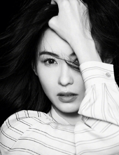 41岁小林青霞近照:黑白写真难掩大气五官,冻龄颜值360度无死角_姐姐