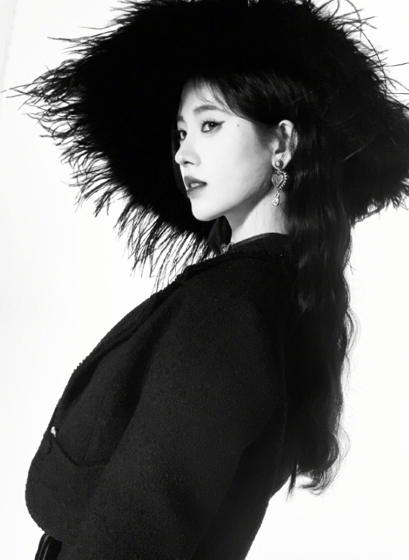 鞠婧祎银灰色挑染搭配红唇造型超靓!