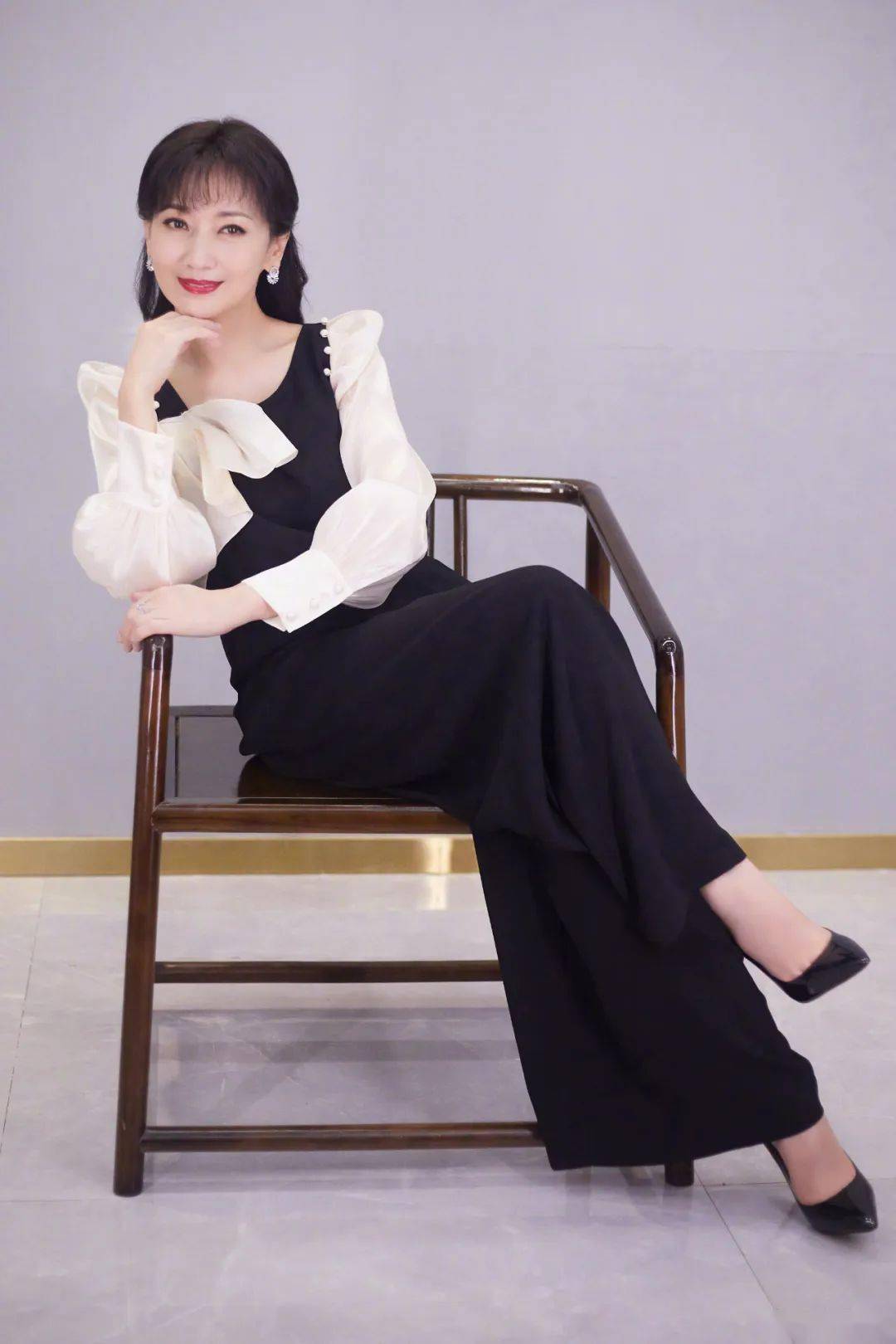 玩滑板,骑机车,赵雅芝的69岁太酷了!_奶奶_欧欧_生活