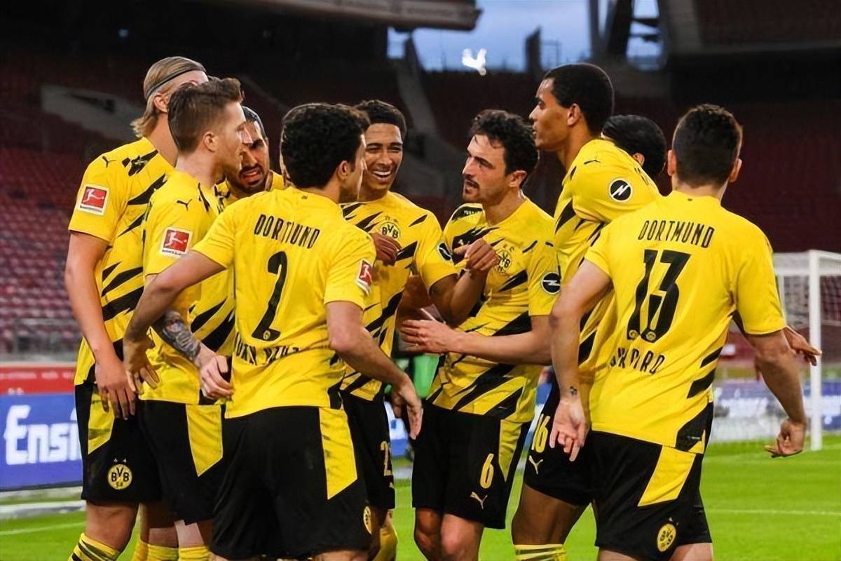 多特蒙德目前在联赛中排在第五名,在欧冠赛场中排在小组第二落后曼城3