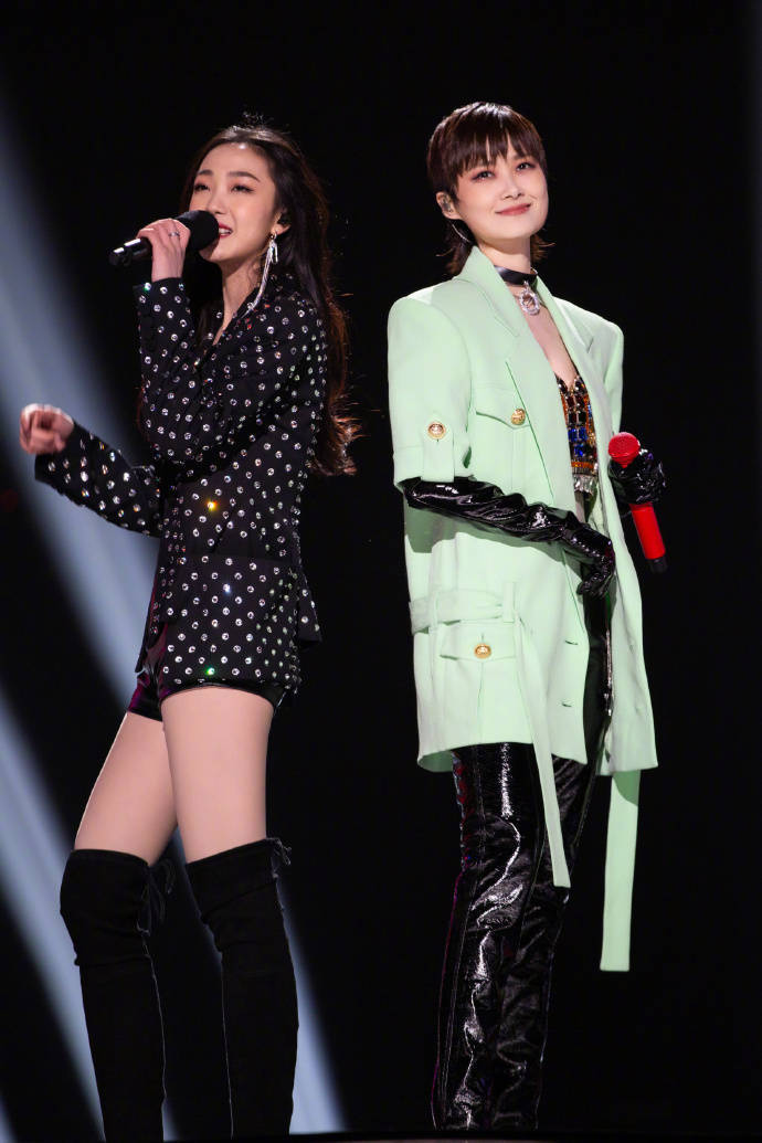 "好声音"潘虹首演音乐剧 李宇春隔空为爱徒加油打气_时代_薛之谦_舞台