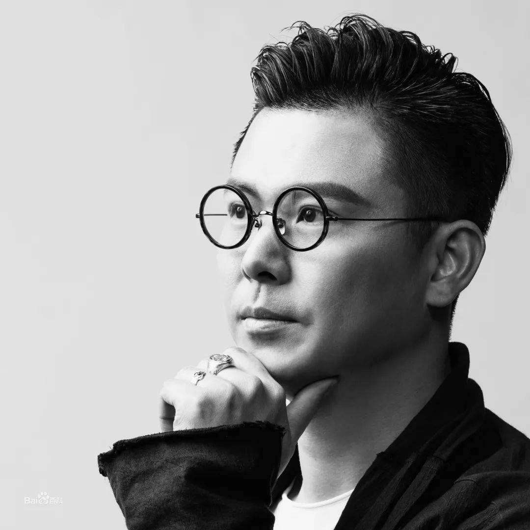 它的设计师沈墨,可以说是大有来头 ,沈墨是杭州时上建筑空间设计事务