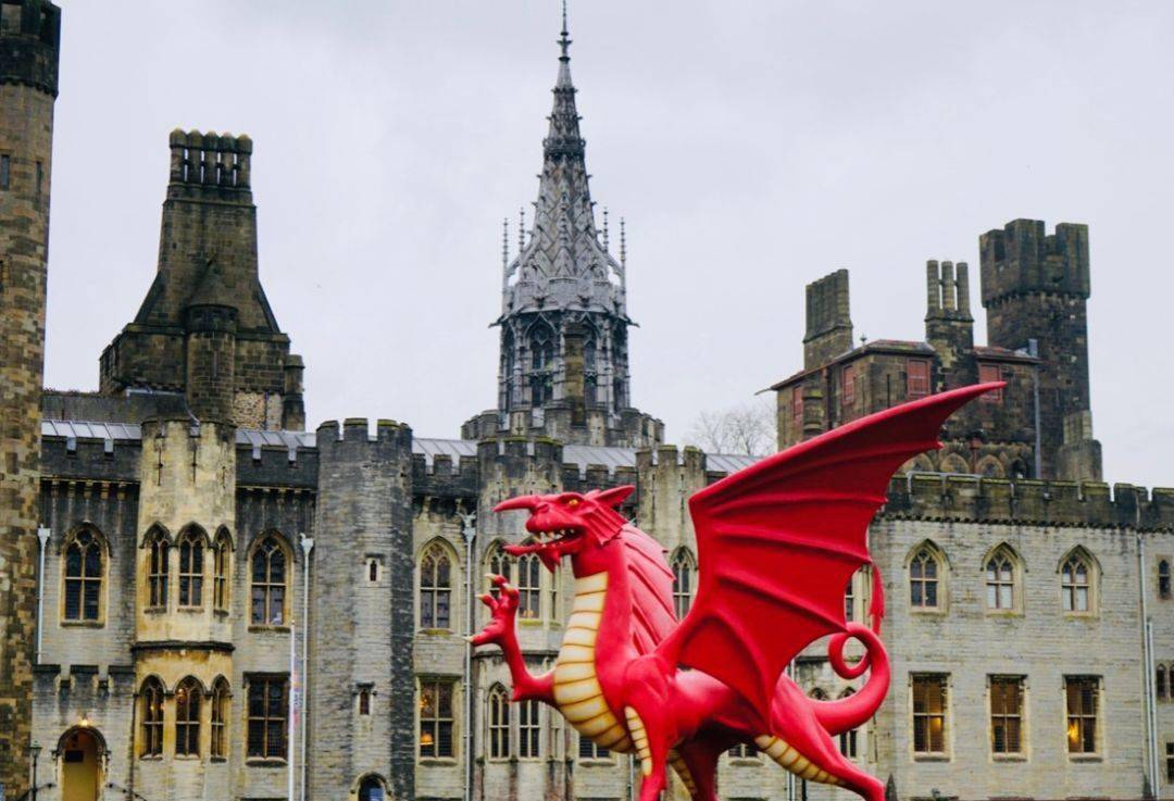 或许,对卡大学生来说,最有记忆点的是在很多场合都在场的威尔士红龙?