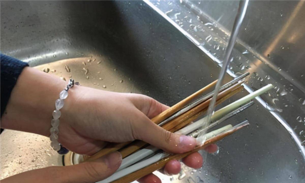 2,定期消毒筷子高温煮沸清水,然后将筷子放在热水浸泡,有杀菌消毒的