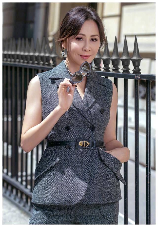 刘嘉玲穿衣自然不装嫩,两套造型惊艳现身,好衣品成65后搭配典范_马甲