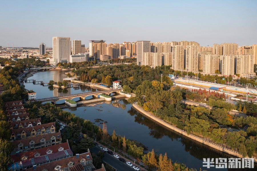 10月24日,即墨区墨河公园里风光正好.