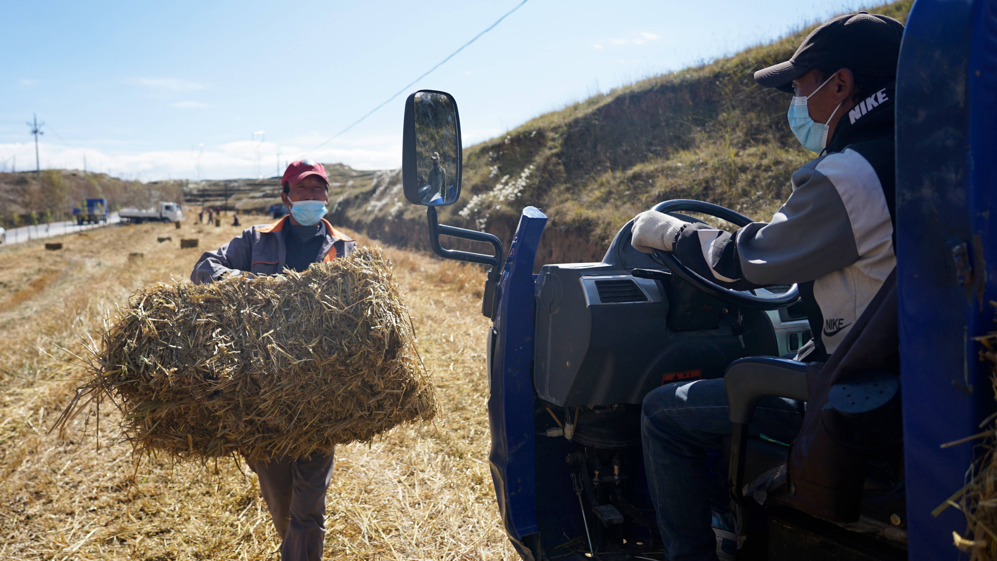 青海牧区:机械作业收割忙 牛羊过冬有保障_饲草_黄乃亥乡_日秀