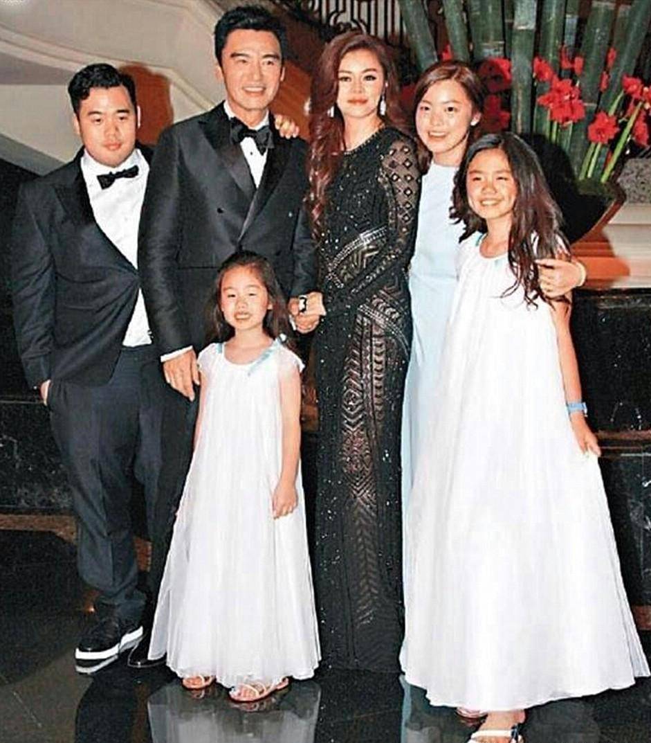 范姜和钟镇涛,章小惠的纠葛:替夫还债1亿,儿女不认亲妈只认她_钟嘉晴