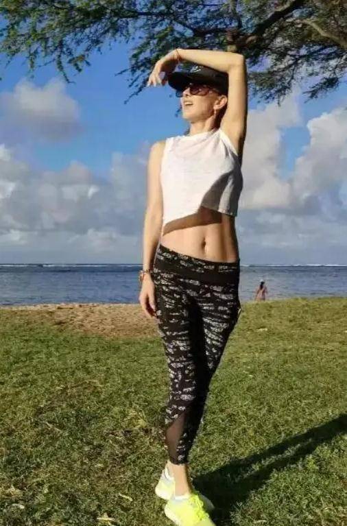 46岁牛莉晒健身照,上身时尚下装紧致,这曲线谁人招架得住?