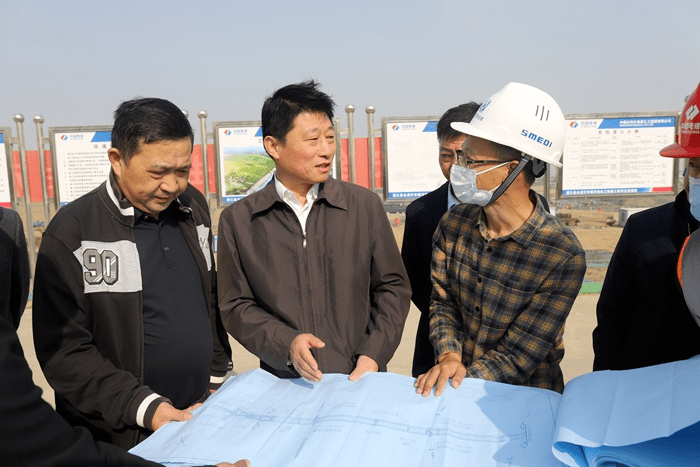 10月23日上午,县委书记霍辉深入合成圩幸福河南站施工现场,杨湾镇