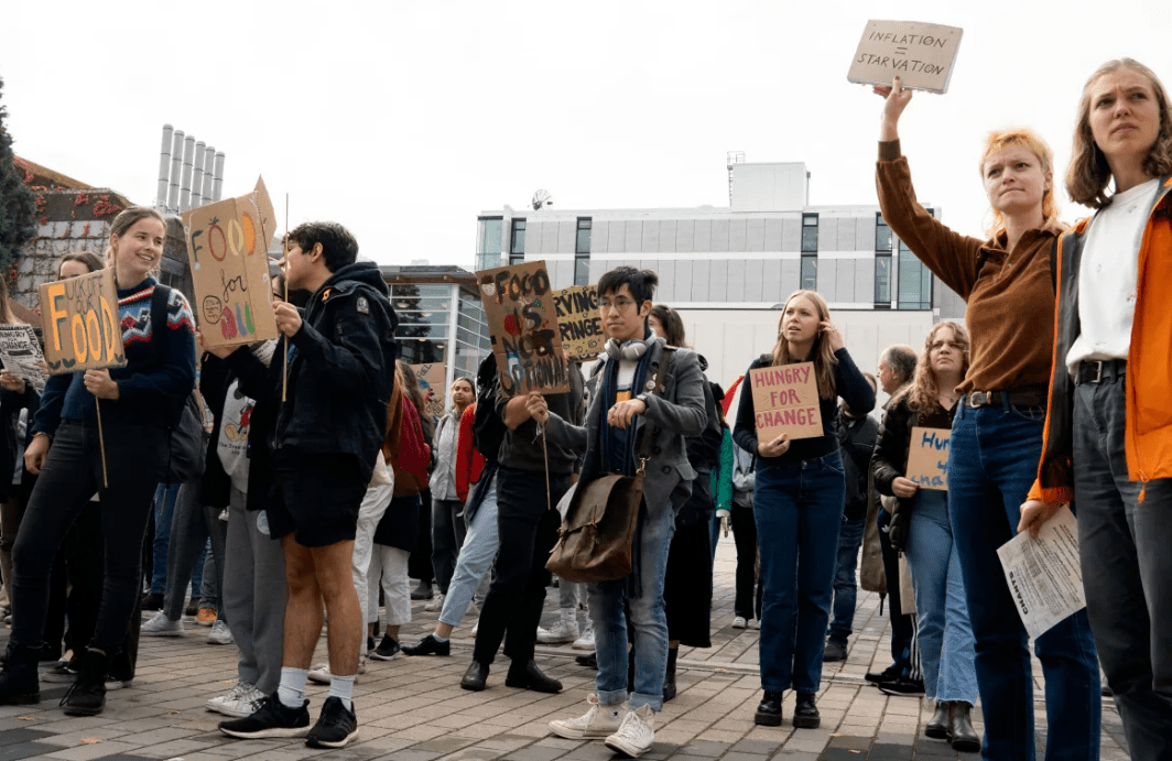 亚裔女生举牌抗议:我们吃不饱饭!_保障_食物_资金