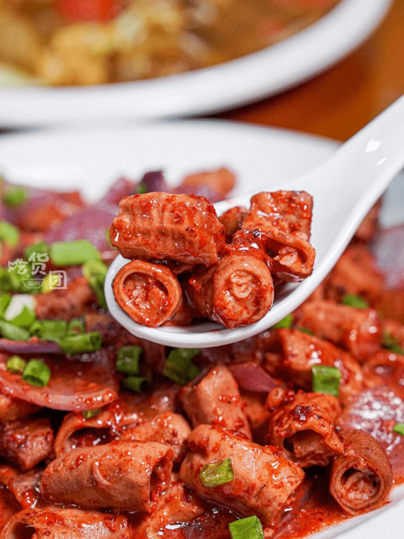 店里的小肠处理得很干净,酒糟均匀地裹住小肠里里外外,q弹有嚼劲的