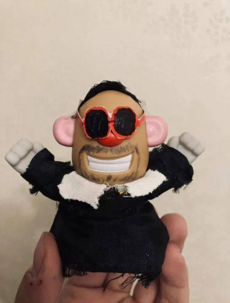 还有网友将土豆先生进行了手工改造,戴上墨镜,加上胡子并搭配黑色衣服