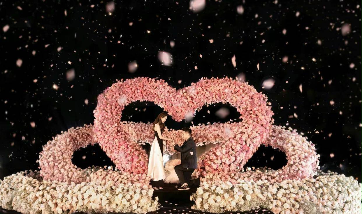 张大奕官宣与男友订婚,求婚现场曝光好浪漫,男方家境优渥_廖君豪_老公