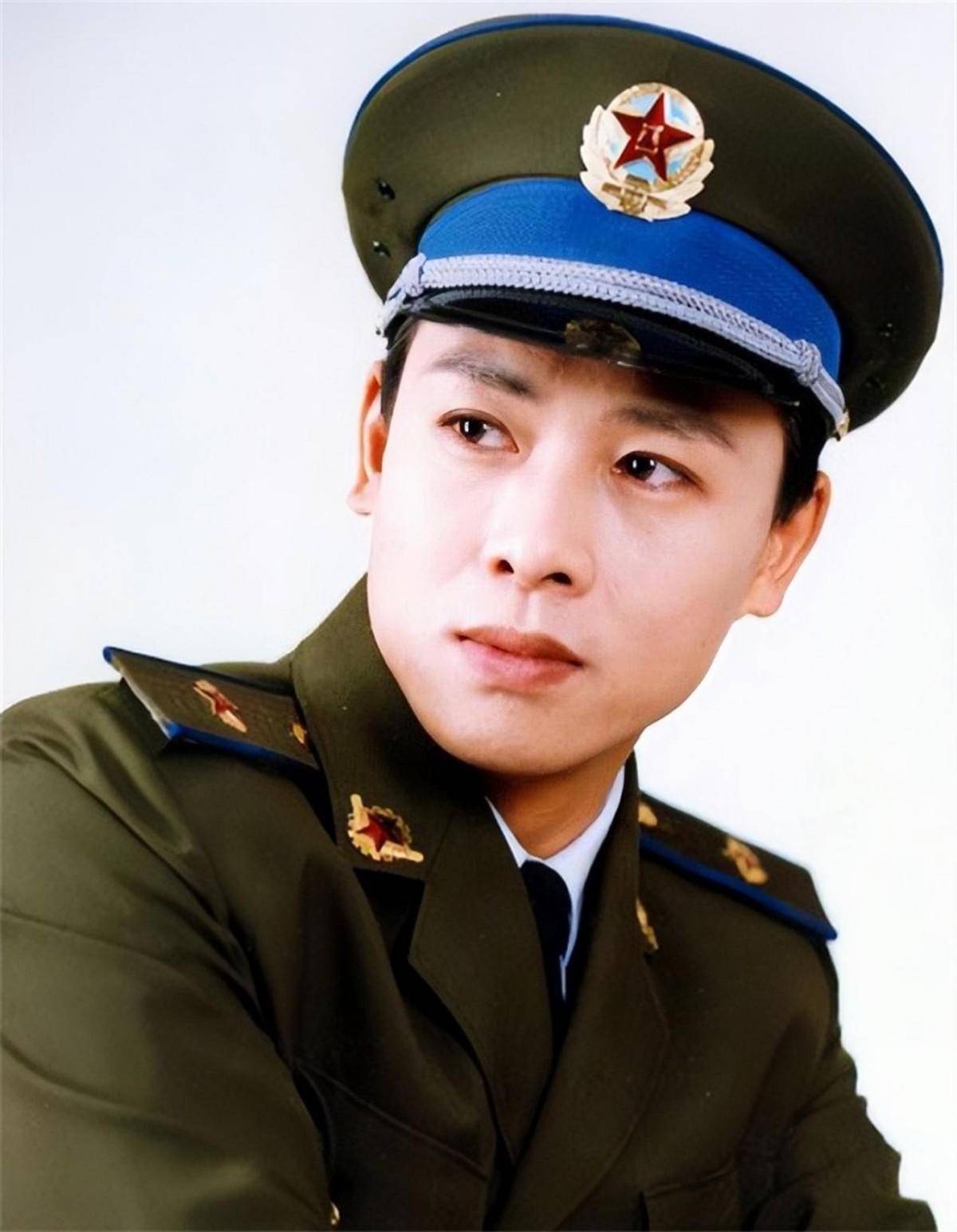 演员胡亚捷:娶初恋为妻,曾3次闹分手,如今幸福美满_演出_生活_汤静