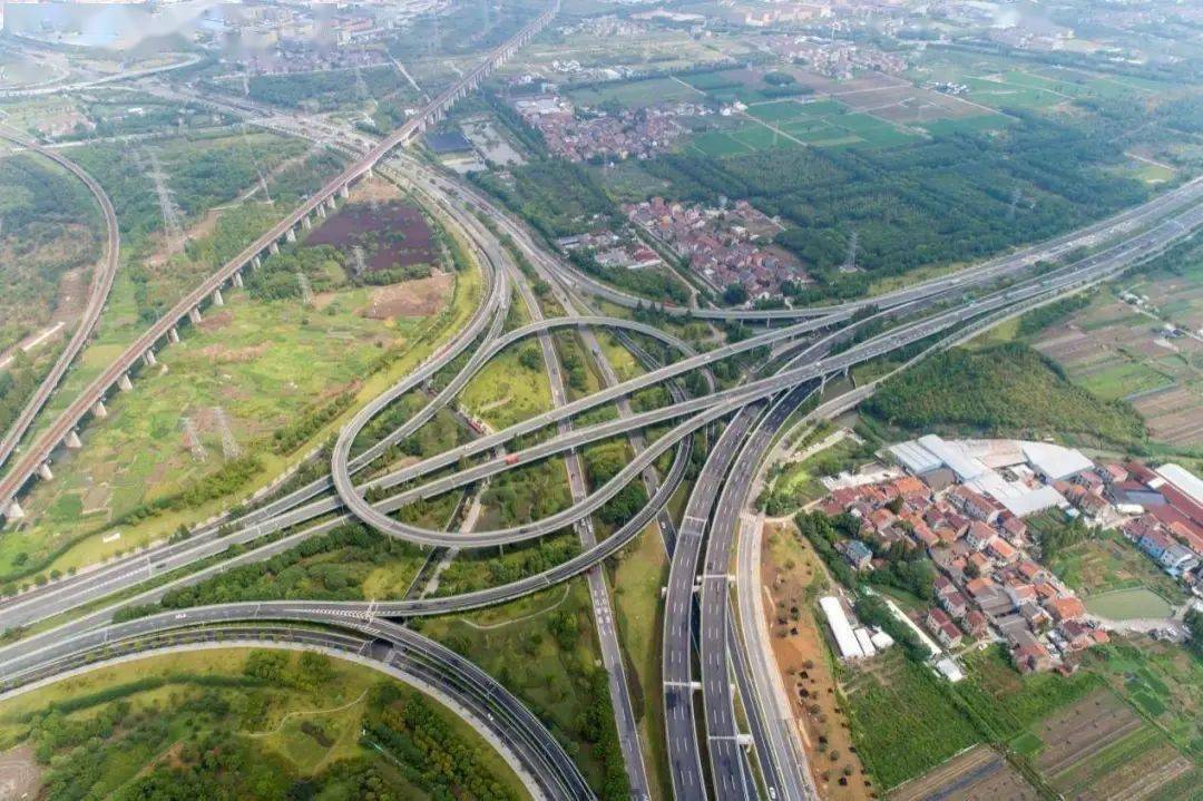 "现在方便多了,从常洪隧道至招宝山街道这条路修好后,宽了很多,再也不