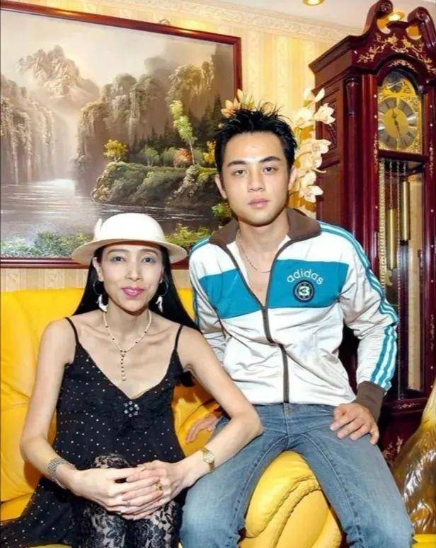 "奇葩富婆"许纯美:5婚5离,找3任小鲜肉,每月给5万零花钱_李文清