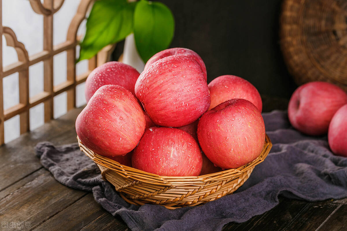 苹果寓意好,有平安之意,也被称之为"平安果",挑选上三五个红彤彤的大