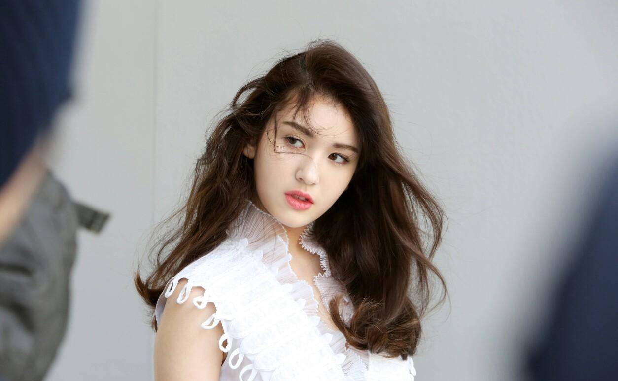 19岁女歌手开兰博基尼,登国外热搜被批炫富_somi_节目_网友