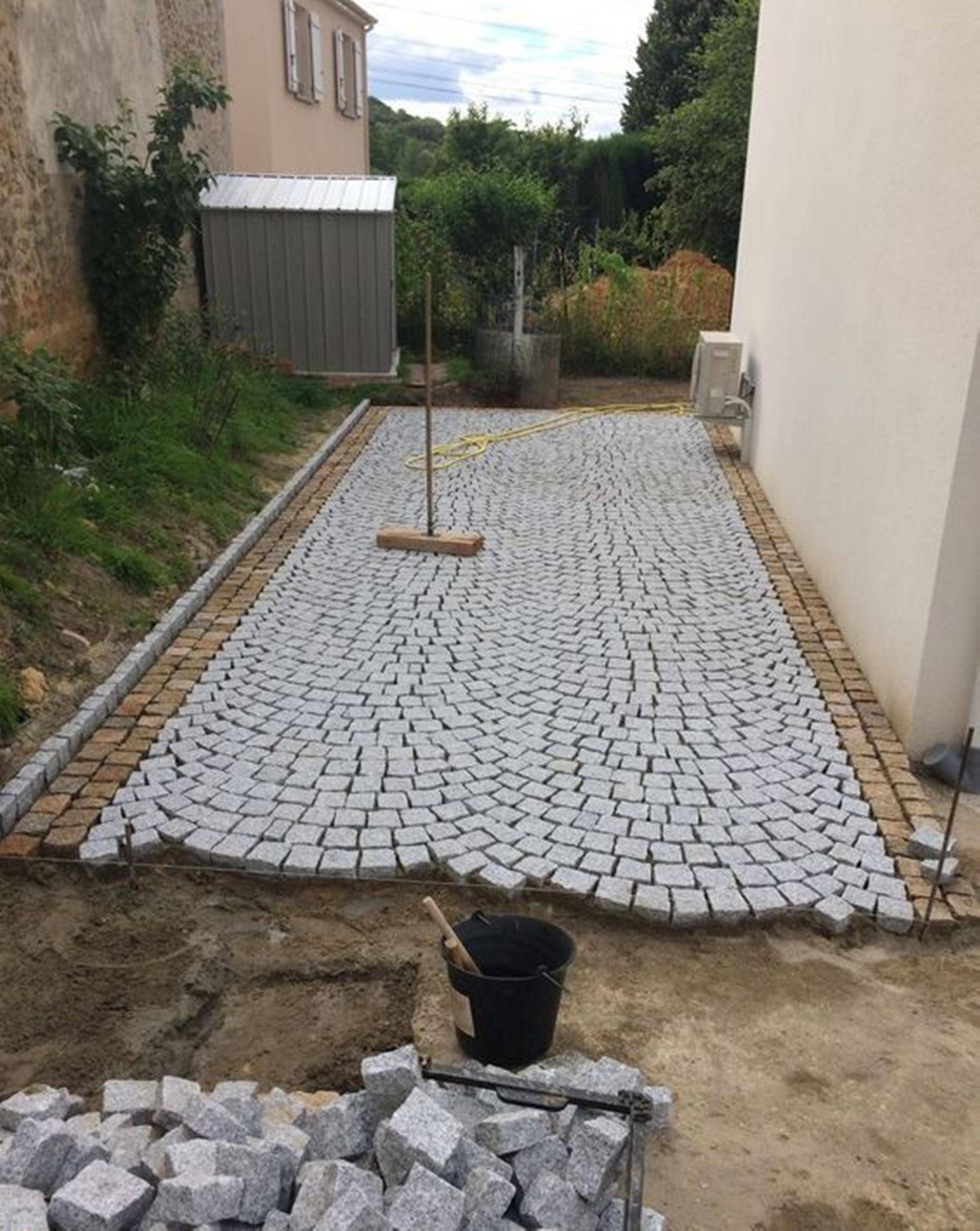 院子里,就算不打算浇水泥路,也要铺一条石砖路,干