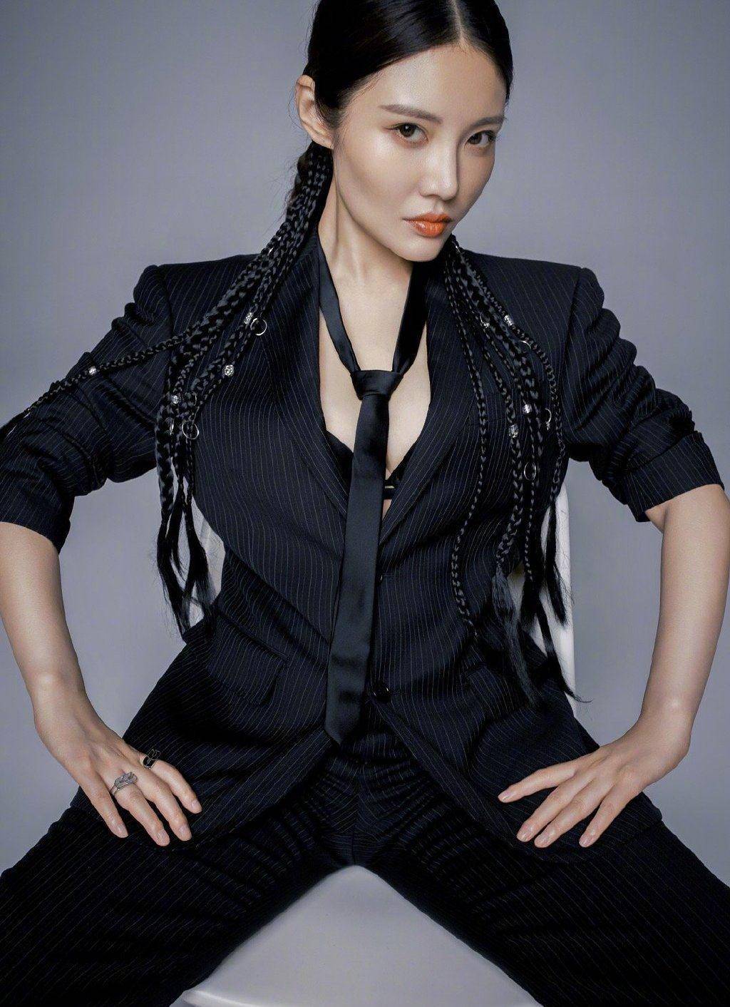 徐冬冬又穿黑色紧身裙,配一头黑长直 红唇,"沙漏身材"好惊艳_时尚