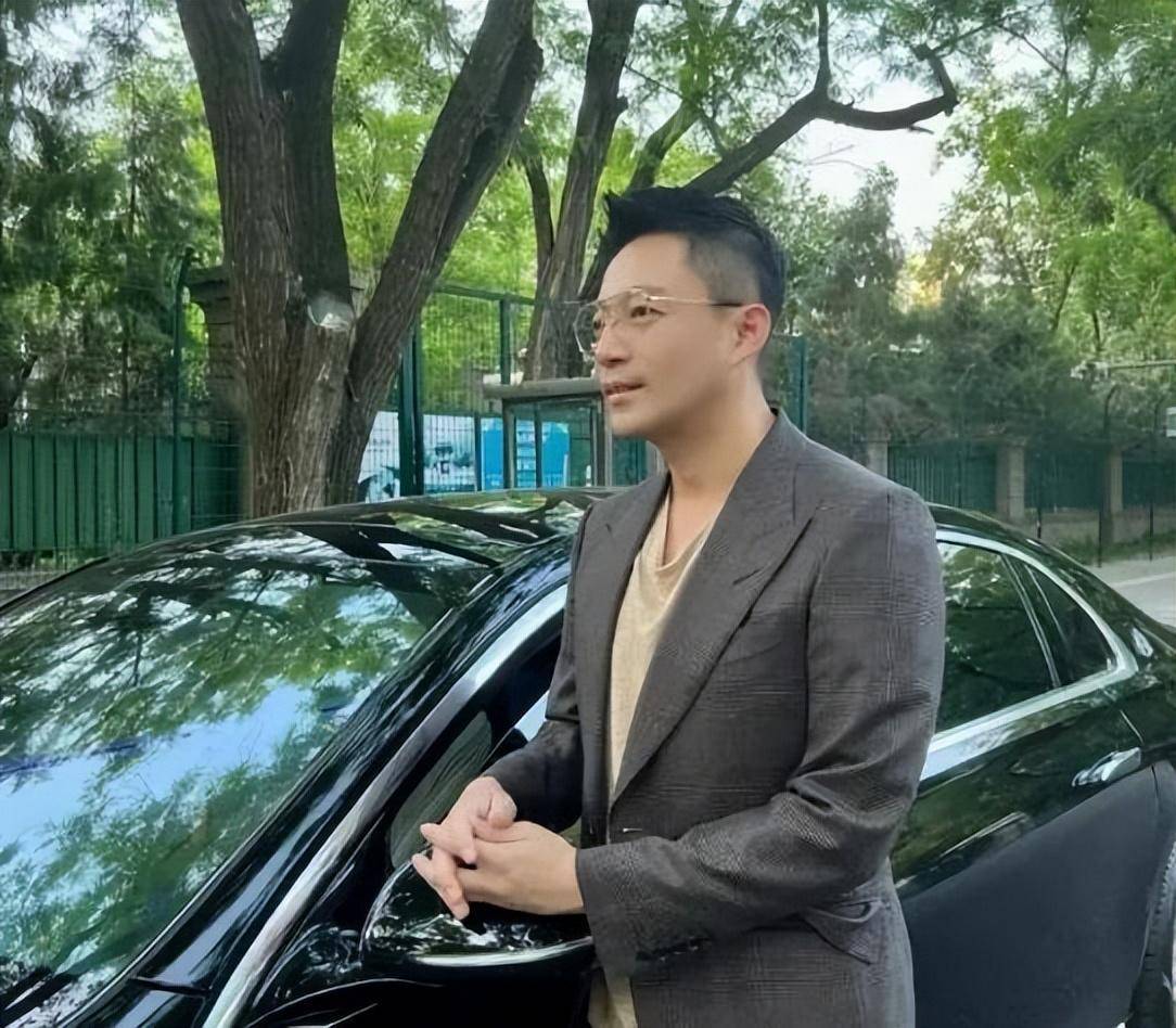 汪小菲晒荒岛生活照,反复修改第4张照片引争议,网友:掩耳盗铃?