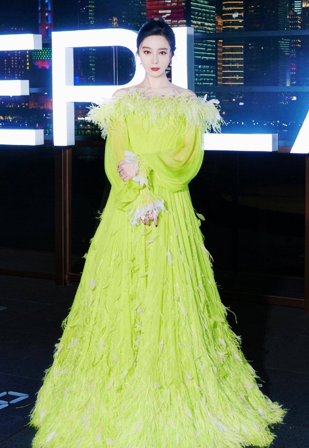 范冰冰草绿色礼裙太惊艳,皮肤白皙气质超绝,不愧是颜值天花板_造型