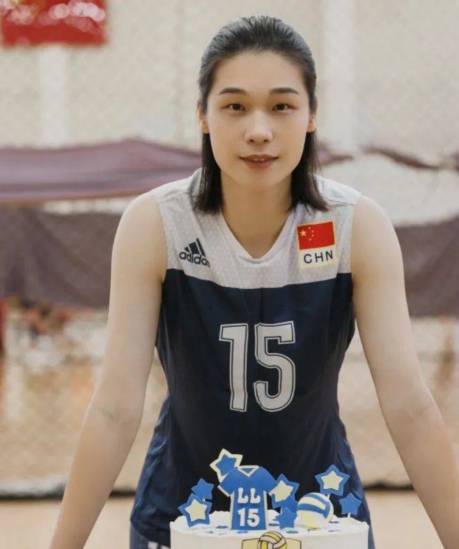 24日,中国女排自由人林莉在个人社交平台上宣布结束排球运动员生涯.